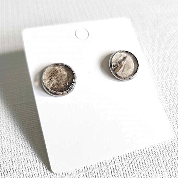 Handmade birch bark stud earrings - Picture 1 of 6